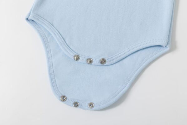 Pack bodies para bebé cuello plumeti 100% algodón color azul y blanco. Marca Amomi. - Imagen 3