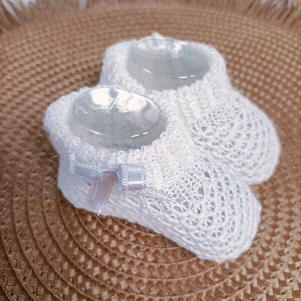 Patucos para bebé tejidos perlé color blanco con lazo lateral - Imagen 2