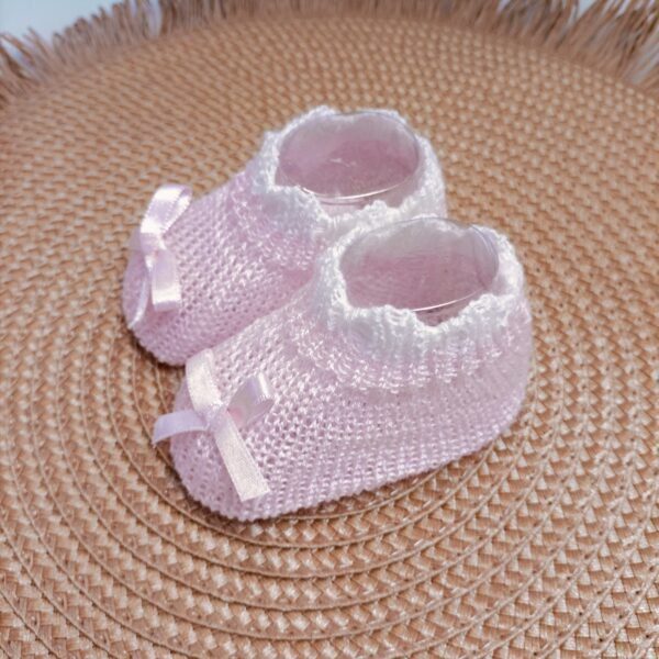 Patucos para bebe tejidos perlé color rosa clarito - Imagen 2