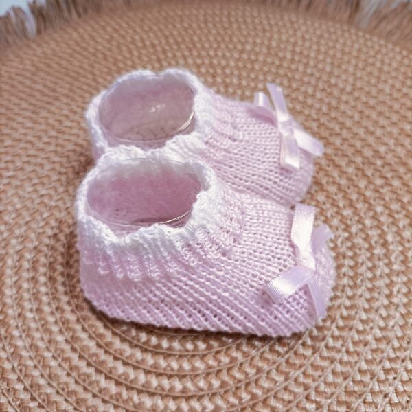 Patucos para bebe tejidos perlé color rosa clarito - Imagen 3
