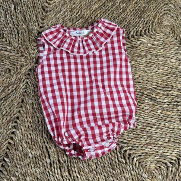 Pelele para bebé cuadro vicky rojo. Diseño exclusivo.