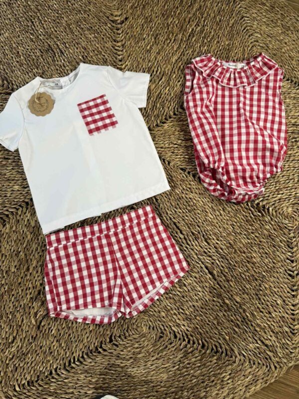 Pelele para bebé cuadro vicky rojo. Diseño exclusivo. - Imagen 2