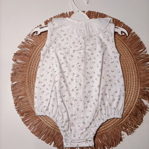 Pelele/ranita de bebé niña con mini flores y lacito. - Imagen 3