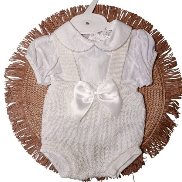 Ranita para bebé de perlé con blusa blanca de plumeti color crudo.