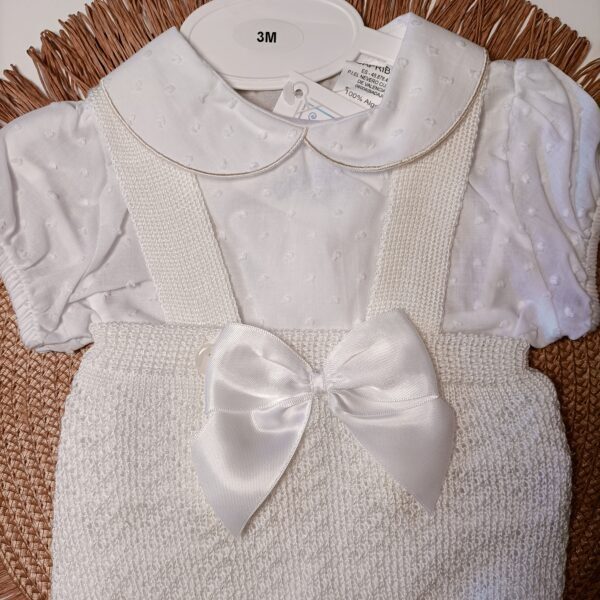 Ranita para bebé de perlé con blusa blanca de plumeti color crudo. - Imagen 3