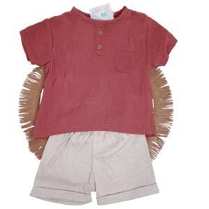 Conjunto pantalón corto y camisa niño de verano.