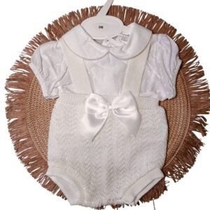 Ranita para bebé de perlé con blusa blanca de plumeti color crudo.